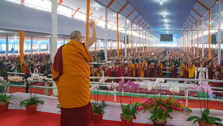 Его Святейшество Далай-лама машет рукой слушателям в начале  учений в первый день посвящения Калачакры. Фото: Тензин  Чойджор (офис ЕСДЛ)