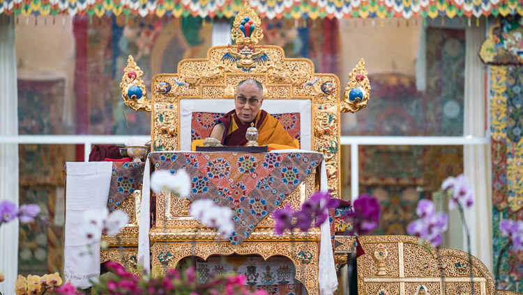 Его Святейшество Далай-лама дарует учения в первый день посвящения Калачакры. Фото: Тензин Чойджор (офис ЕСДЛ)