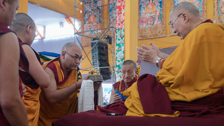 Кхенпо Сонам Темпел совершает традиционные подношения  Его Святейшеству Далай-ламе в начале первого дня учений,  предваряющих посвящение Калачакры. Фото: Тензин Чойджор (офис ЕСДЛ)