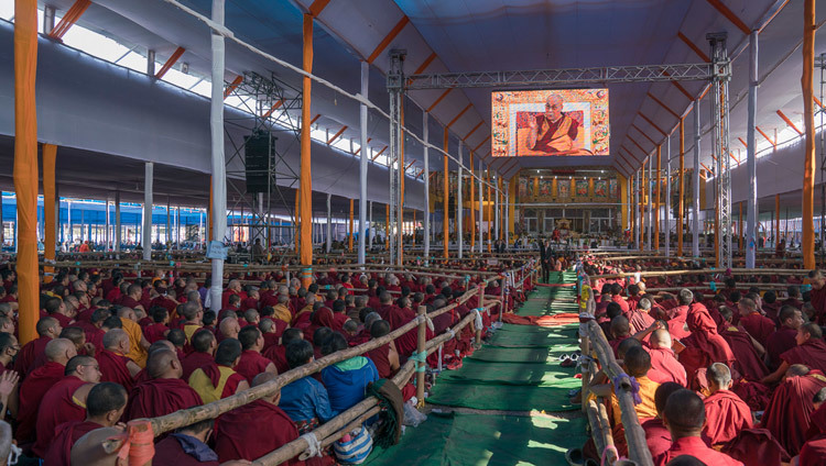 Вид на площадь учений в ходе первого дня учений Его Святейшества Далай-ламы, предваряющих посвящение Калачакры. Фото: Тензин  Чойджор (офис ЕСДЛ)