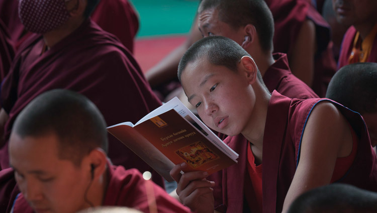 Юный монах читает текст во время первого дня учений  Его Святейшества Далай-ламы, предваряющих посвящение Калачакры. Фото: Тензин Чойджор (офис ЕСДЛ)