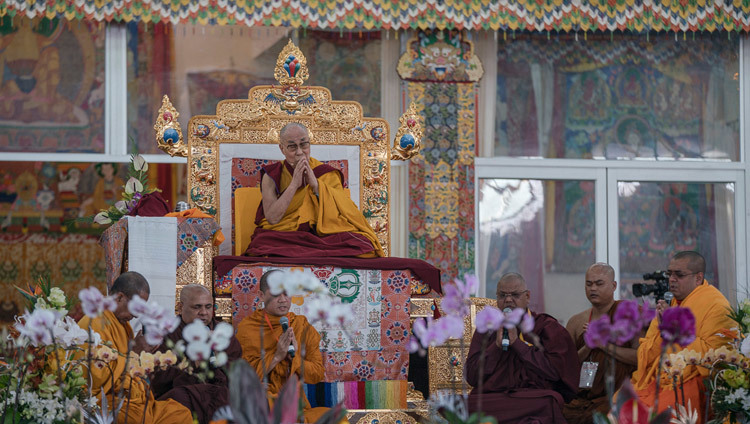 Монахи школы тхеравада читают «Мангала Сутту» на языке пали  в начале первого дня учений Его Святейшества Далай-ламы,  предваряющих посвящение Калачакры. Фото: Тензин Чойджор (офис ЕСДЛ)