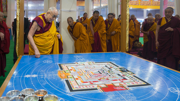 Его Святейшество Далай-лама рассматривает песочную мандалу  Калачакры по завершении утренних подготовительных церемоний  к посвящению Калачакры. Фото: Тензин Чойджор (офис ЕСДЛ)