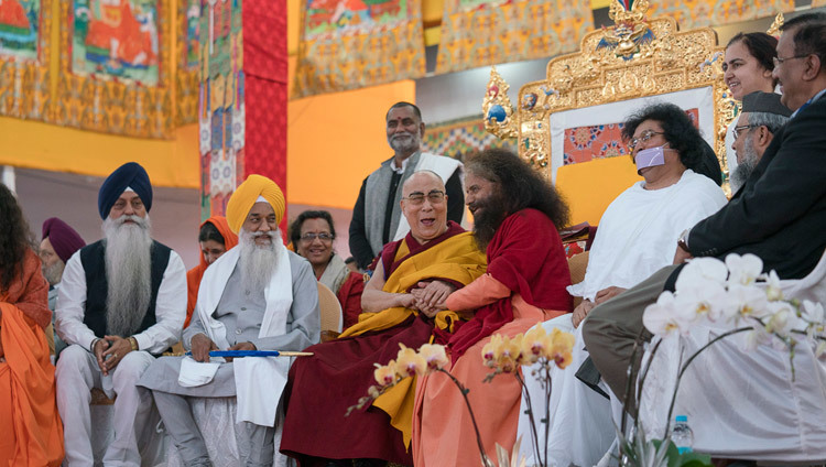 Его Святейшество Далай-лама во время межконфессиональной  встречи в храме Калачакры. Фото: Тензин Чойджор (офис ЕСДЛ)
