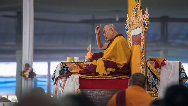 Его Святейшество Далай-лама дарует учения, предваряющие  посвящение Калачакры. Фото: Тензин Чойджор (офис ЕСДЛ)