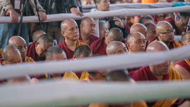 Некоторые из тысяч монахов, собравшихся на учения Его Святейшества Далай-ламы, предваряющие посвящение Калачакры. Фото: Тензин Чойджор (офис ЕСДЛ)