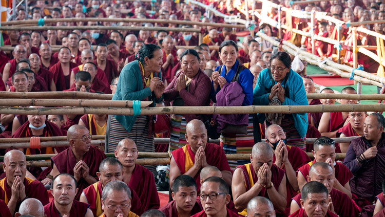 Верующие подошли ближе к сцене, чтобы разглядеть Его Святейшество Далай-ламу, завершающего учения, предваряющие  посвящение Калачакры. Фото: Лобсанг Церинг (офис ЕСДЛ)