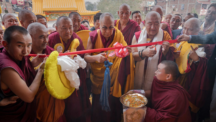 Его Святейшество Далай-лама перерезает красную ленточку на торжественном открытии монгольского храма Гандантегченлинг. Фото: Тензин Чойджор (офис ЕСДЛ)