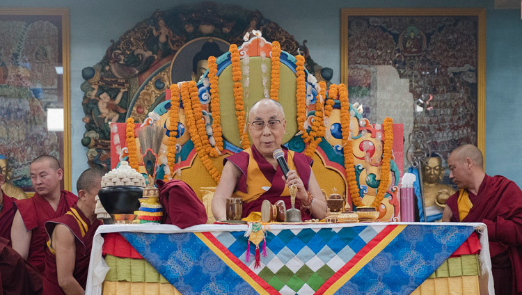 Его Святейшество Далай-лама обращается к собравшимся во время торжественного открытия монгольского храма Гандантегченлинг. Фото: Тензин Чойджор (офис ЕСДЛ)