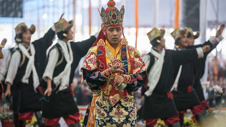 Группа тибетских артистов исполняет традиционную тибетскую  песню во время ритуального танца Калачакры. Фото: Тензин Чойджор (офис ЕСДЛ)