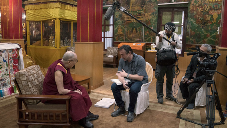 Его Святейшество Далай-лама дает интервью корреспонденту из  Австралии Майклу Вэйру для телеканала «National Geographic». Фото: Тензин Чойджор (офис ЕСДЛ)
