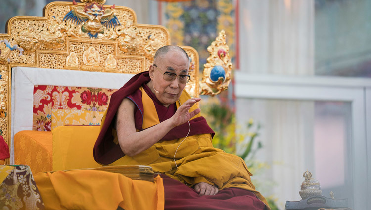 Его Святейшество Далай-лама дарует ученикам подготовительное посвящение Калачакры. Фото: Тензин Чойджор (офис ЕСДЛ)