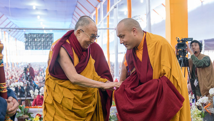 Взойдя на сцену в начале второго дня посвящения Калачакры, Его Святейшество Далай-лама обменялся приветствиями с Гьялва Кармапой. Фото: Тензин Чойджор (офис ЕСДЛ)
