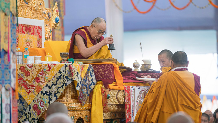 Его Святейшество Далай-лама дарует семь посвящений вхождения, подобно ребенку, на второй день посвящения Калачакры. Фото: Тензин Чойджор (офис ЕСДЛ)
