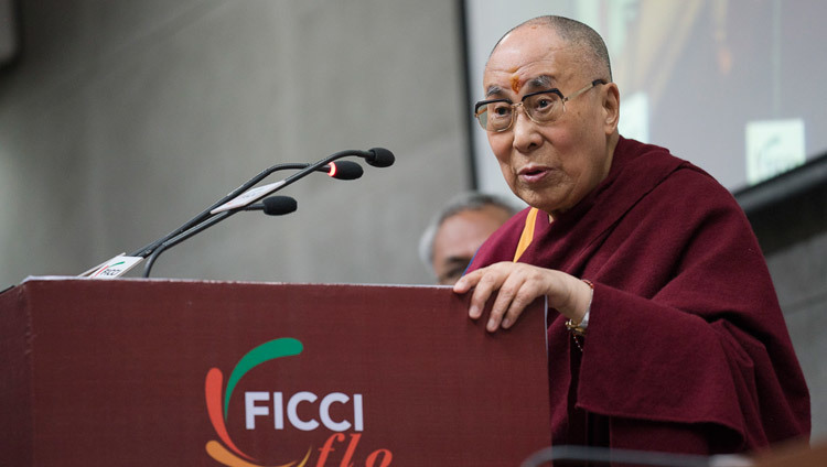 Его Святейшество Далай-лама читает лекцию о силе сострадания  по просьбе представительниц женского крыла Федерации индийских  торгово-промышленных палат. Фото: Тензин Чойджор (офис ЕСДЛ)