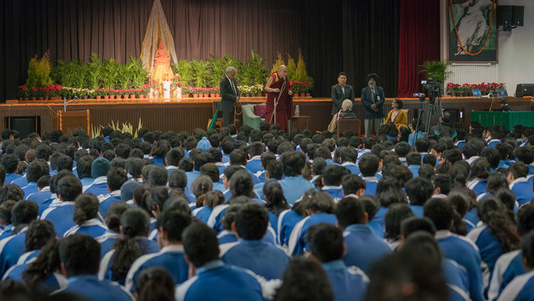 Его Святейшество Далай-лама дарует наставления учащимся  Международной школы Матери. Фото: Тензин Чойджор (офис ЕСДЛ)