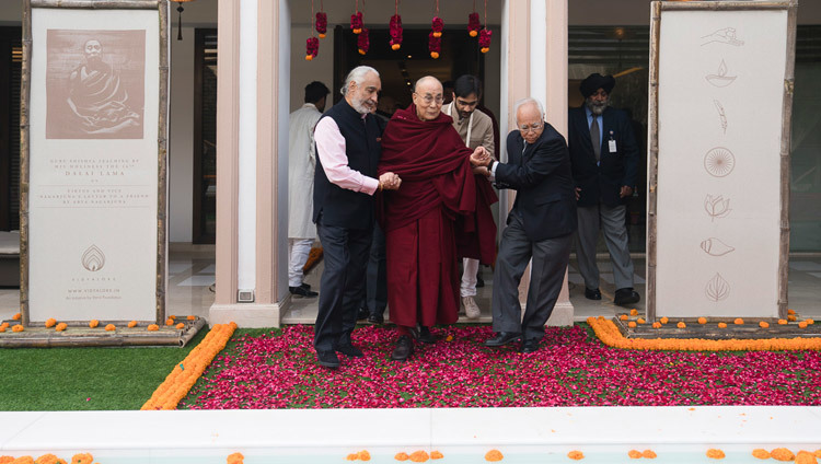 Его Святейшество Далай-лама в сопровождении меценатов фонда  «Видьялока» направляется к сцене в начале первого дня учений. Фото: Тензин Чойджор (офис ЕСДЛ)