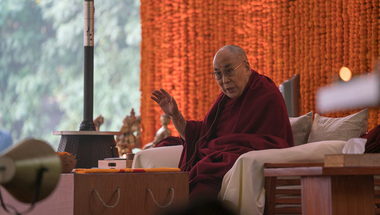 Его Святейшество Далай-лама обращается к собравшимся в ходе первого дня учений, организованных по просьбе фонда «Видьялока». Фото: Тензин Чойджор (офис ЕСДЛ)