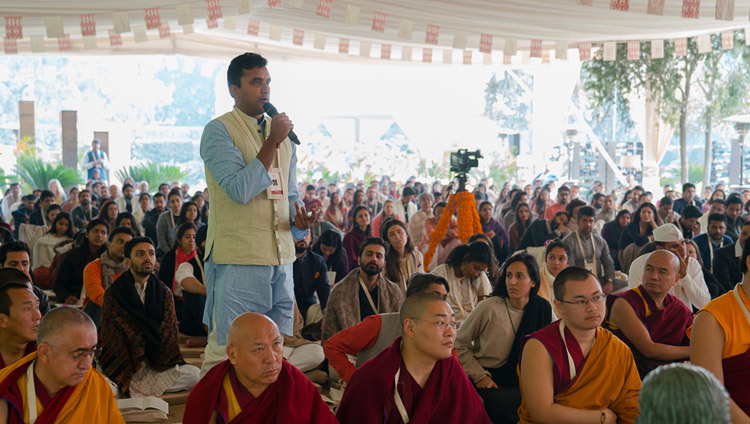 Один из слушателей задает вопрос Его Святейшеству Далай-ламе  во время первого дня учений, организованных по просьбе фонда  «Видьялока». Фото: Тензин Чойджор (офис ЕСДЛ)
