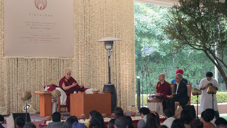 Его Святейшество Далай-лама обращается к собравшимся в ходе второго дня учений, организованных по просьбе фонда «Видьялока». Фото: Тензин Чойджор (офис ЕСДЛ)