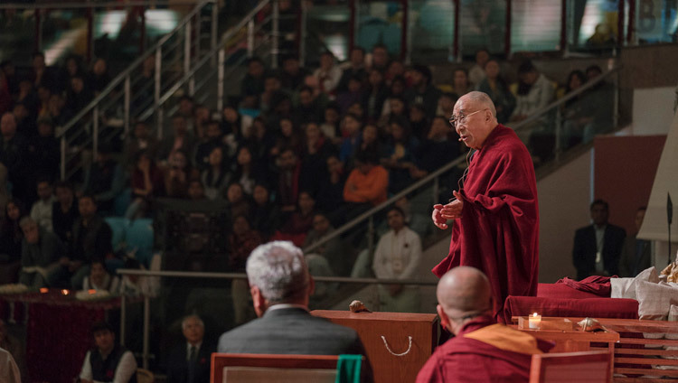 Его Святейшество Далай-лама во время публичной лекции, организованной по просьбе фонда «Видьялока». Фото: Тензин Чойджор (офис ЕСДЛ)