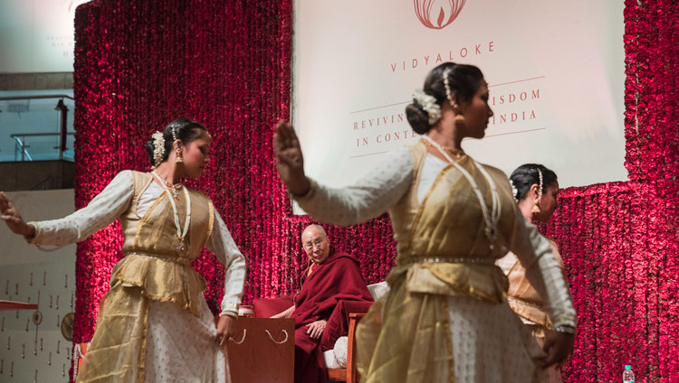 Перед началом публичной лекции на стадионе «Талкатора»  Его Святейшеству Далай-ламе подносят традиционный индийский  танец в стиле катхак. Фото: Тензин Чойджор (офис ЕСДЛ)