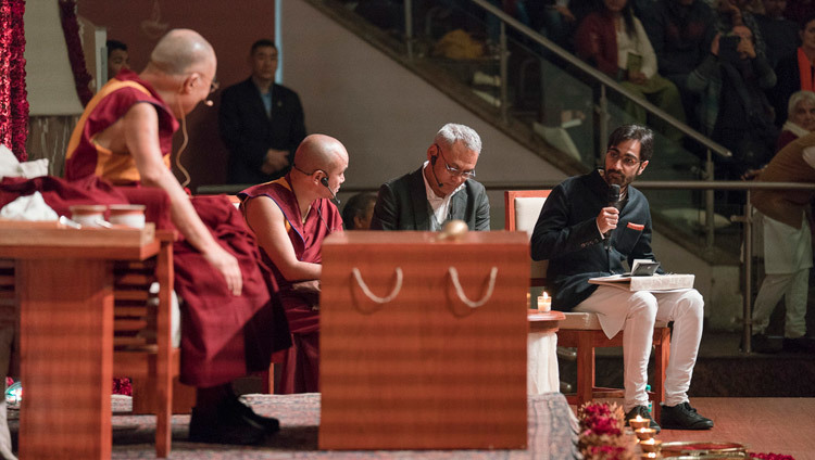 Вир Сингх зачитывает Его Святейшеству Далай-ламе вопросы  слушателей в ходе публичной лекции, организованной по просьбе  фонда «Видьялока». Фото: Тензин Чойджор (офис ЕСДЛ)