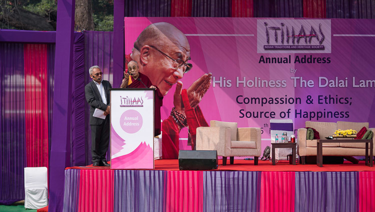 Его Святейшество Далай-лама выступает с лекцией о сострадании и нравственности в монастыре Иисуса и Марии. Фото: Тензин  Чойджор (офис ЕСДЛ)