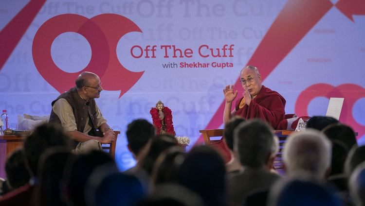 Его Святейшество Далай-лама дает интервью журналисту Шекхару Гупте для его серии «Импровизированных бесед». Фото: Тензин  Чойджор (офис ЕСДЛ)
