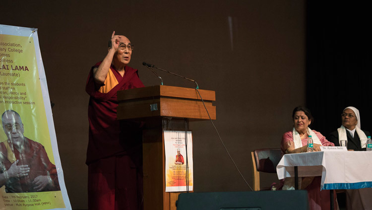Его Святейшество Далай-лама читает лекцию в Колледже Иисуса и  Марии. Фото: Тензин Чойджор (офис ЕСДЛ)
