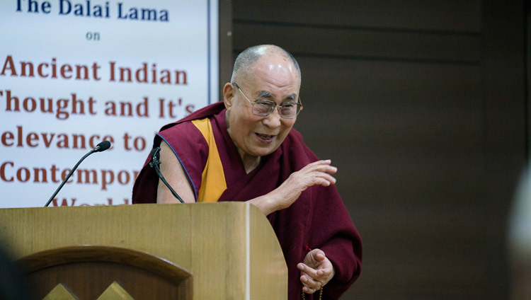 Его Святейшество Далай-лама выступает с лекцией по просьбе  Международного фонда Вивекананды. Фото: Тензин Чойджор (офис ЕСДЛ)