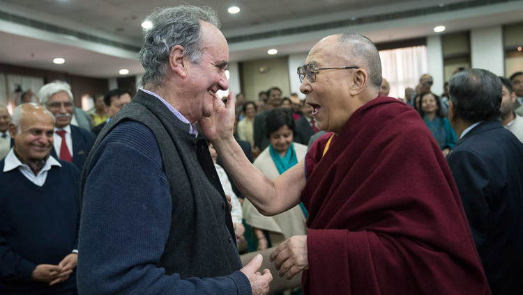 По прибытии в штаб-квартиру Международного фонда Вивекананды Его Святейшество Далай-лама приветствует своего давнего друга  Марка Тулли, бывшего руководителя бюро Би-Би-Си в Нью-Дели.  Фото: Тензин Чойджор (офис ЕСДЛ)