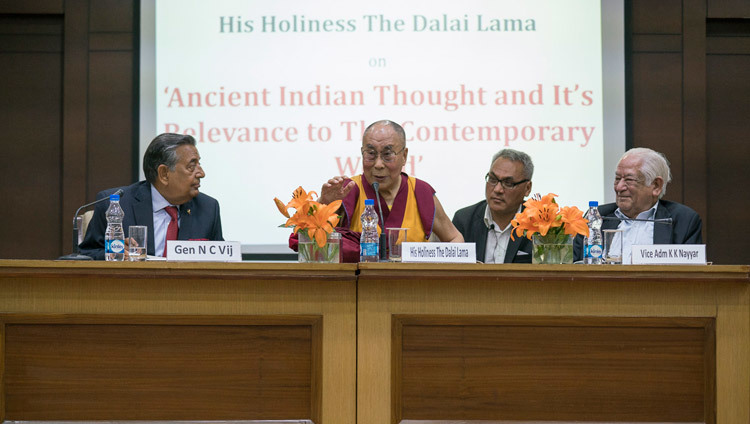 Его Святейшество Далай-лама отвечает на вопросы слушателей  во время лекции, организованной по просьбе Международного  фонда Вивекананды. Фото: Тензин Чойджор (офис ЕСДЛ)