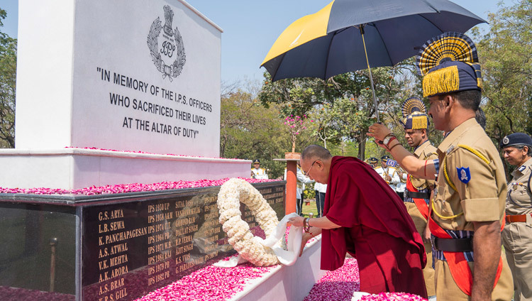 Его Святейшество Далай-лама возлагает венок к памятнику  погибшим солдатам во время визита в Национальную полицейскую  академию им. Сардара Валлабхаи Пателя. Фото: Тензин Чойджор (офис ЕСДЛ)