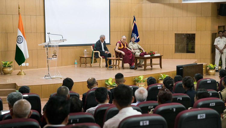 Его Святейшество Далай-лама обращается к преподавателям и курсантам Национальной полицейской академии им. Сардара  Валлабхаи Пателя. Фото: Тензин Чойджор (офис ЕСДЛ)