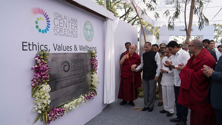 Его Святейшество Далай-лама и губернатор Теланганы Нарасимхан торжественно открывают первый камень будущего здания южно-азиатского отделения «Центра за этику и ценности, ведущие к  трансформации». Фото: Тензин Чойджор (офис ЕСДЛ)