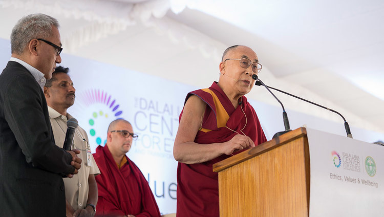 Его Святейшество Далай-лама выступает с лекцией по случаю  закладки первого камня южно-азиатского отделения «Центра за этику и ценности, ведущие к трансформации». Фото: Тензин Чойджор  (офис ЕСДЛ)