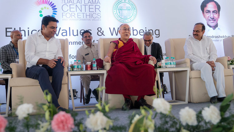 Его Святейшество Далай-лама отвечает на вопросы слушателей  во время лекции, организованной по случаю закладки первого камня  южно-азиатского отделения «Центра за этику и ценности, ведущие  к трансформации». Фото: Тензин Чойджор (офис ЕСДЛ)