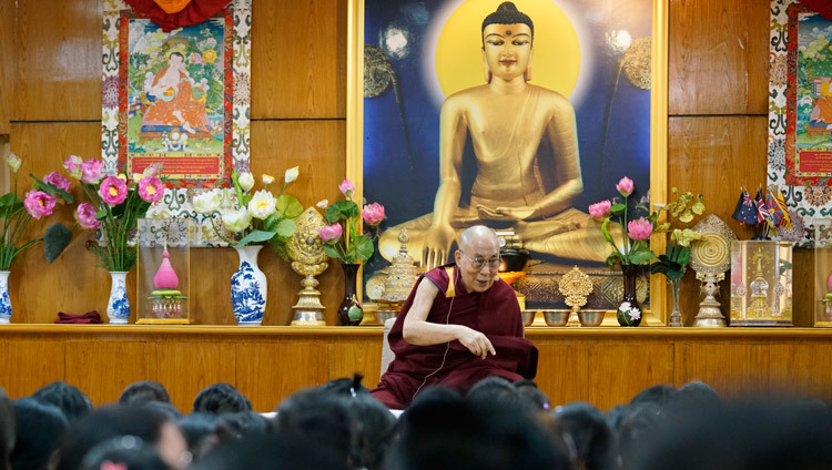 Его Святейшество Далай-лама выступает с обращением к делегатам первой конференции по расширению прав тибетских женщин.  Фото: Тензин Чойджор (офис ЕСДЛ)