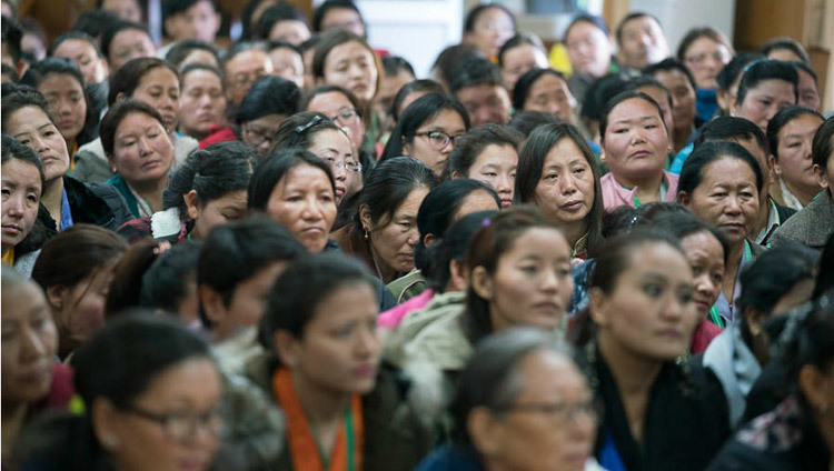 Делегаты первой конференции по расширению прав тибетских  женщин слушают наставления Его Святейшества Далай-ламы.  Фото: Тензин Чойджор (офис ЕСДЛ)