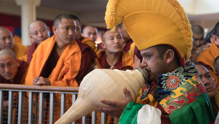 Звуками белой раковины монах возвещает о прибытии Его Святей-шества Далай-ламы на площадь Цуглакханга, главного тибетского храма Дхарамсалы. Фото: Тензин Чойджор (офис ЕСДЛ)