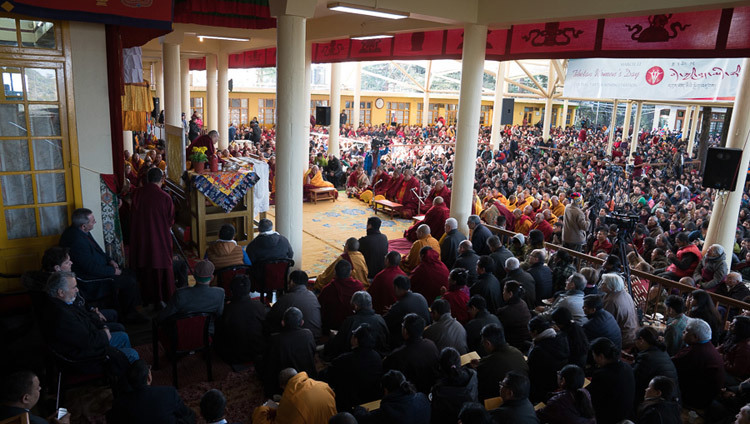 Вид на площадь Цуглакханга во время учений Его Святейшества Далай-ламы. Фото: Тензин Чойджор (офис ЕСДЛ)