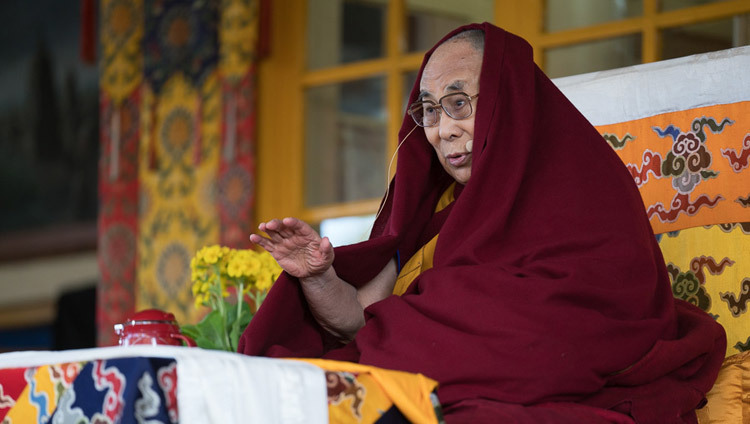 Его Святейшество Далай-лама дарует учения в главном тибетском храме Дхарамсалы. Фото: Тензин Чойджор (офис ЕСДЛ)