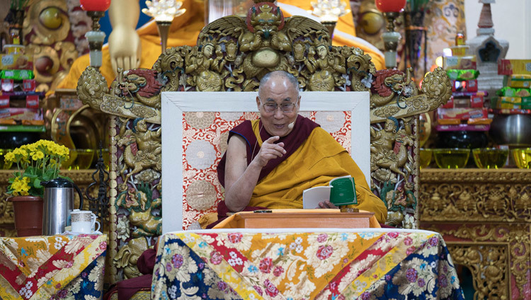 Его Святейшество Далай-лама дарует учения в главном тибетском храме Дхарамсалы. Фото: Тензин Чойджор (офис ЕСДЛ)
