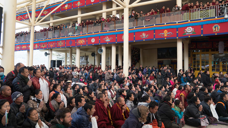 Вид на площадь главного тибетского храма во время учений Его Святейшества Далай-ламы, на которые собрались несколько тысяч верующих. Фото: Тензин Чойджор (офис ЕСДЛ)