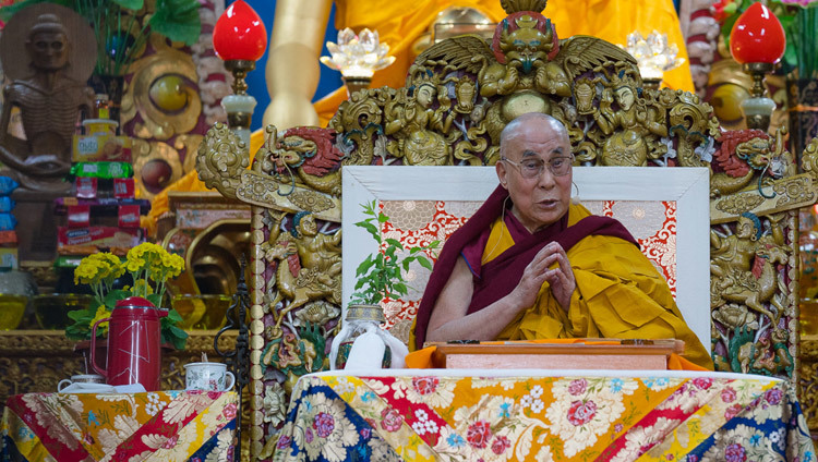 Его Святейшество Далай-лама во время второго дня учений в главном тибетском храме Дхарамсалы. Фото: Тензин Чойджор (офис ЕСДЛ)