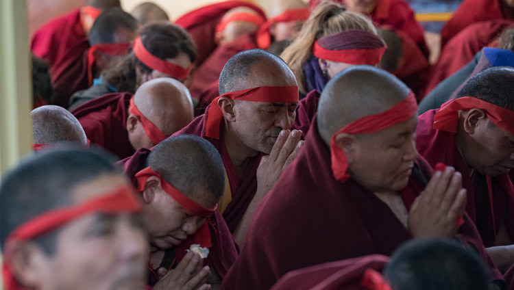 Монахи с ритуальными повязками на головах слушают наставления Его Святейшества Далай-ламы в ходе посвящения Авалокитешвары. Фото: Тензин Чойджор (офис ЕСДЛ)