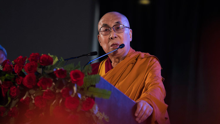 Его Святейшество Далай-лама выступает с речью на открытии конференции. Фото: Тензин Чойджор (офис ЕСДЛ)