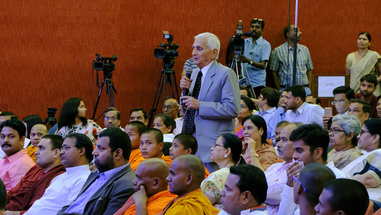 Один из слушателей задает вопрос Его Святейшеству Далай-ламе во время лекции «Искусство быть счастливым». Фото: Чиме Тензин (офис ЕСДЛ)