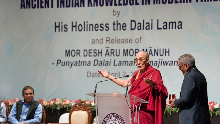 Его Святейшество Далай-лама читает лекцию о древней индийской мудрости в современном мире. Фото: Тензин Чойджор (офис ЕСДЛ)